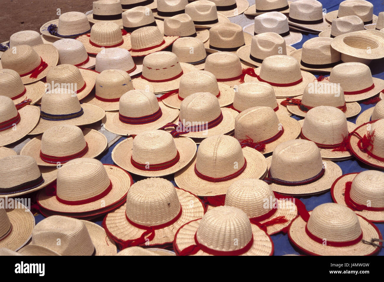 Guatemala, quiche, Chichicastenango, échoppe de marché, des ventes, des chapeaux  de paille l'Amérique centrale, l'Amérique centrale, de la ville, de  l'économie, le commerce de détail, hat shop, chapeaux, coiffes, chapeaux du  Seigneur,