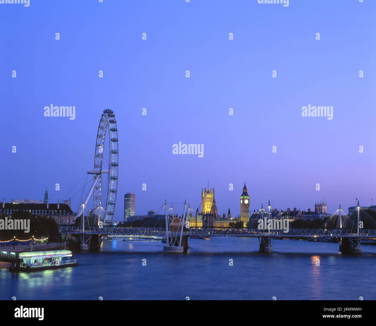 Grande Bretagne, Londres, South Bank, Hungerford Bridge, la Thames, London Eye, vue sur la ville, le soir, l'Europe, l'Angleterre, ville, ville, capitale, pont, passerelle, roue du millénaire, la grande ourse, la grande ourse, 135 m, l'architecte Mark Barfield Architects, point d'intérêt, l'attraction, chambres du Parlement, Westminster, Big Ben, la Tamise, la rivière, illuminateds, l'éclairage, pas de biens, Banque D'Images