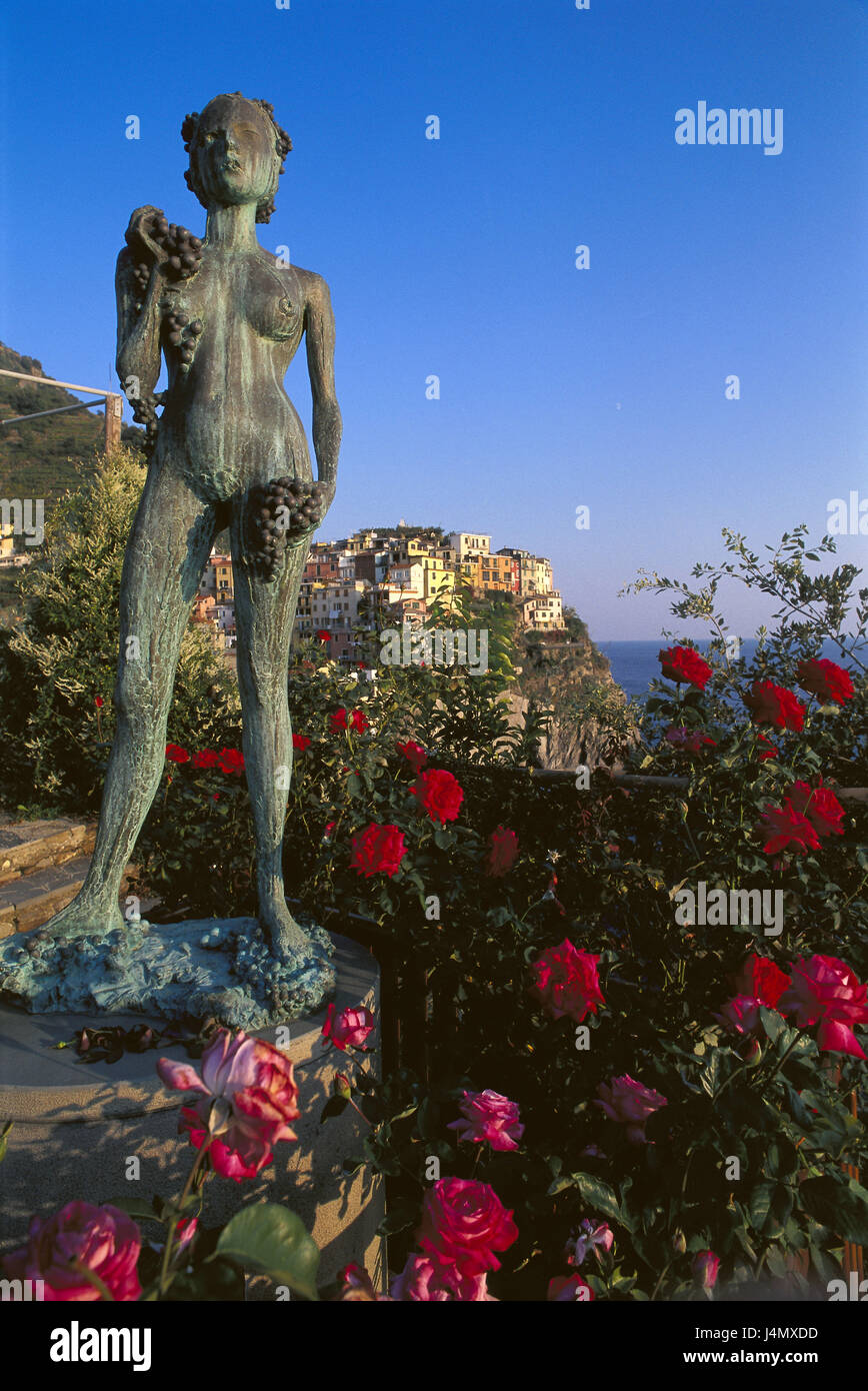 L'Italie, Ligurie, Manarola, vue locale, la bile, la statue en bronze de 'La Donna dell'Uva" l'Europe, de la Méditerranée, la mer Méditerranée, au nord de l'Italie, les Cinque Terre, Riviera Tu le Levant, village de pêcheurs, maisons, maisons résidentielles, statue, figée, loi sur les femmes, les raisins, les raisins, côte, rock, Destination, destination de vacances, tourisme Banque D'Images