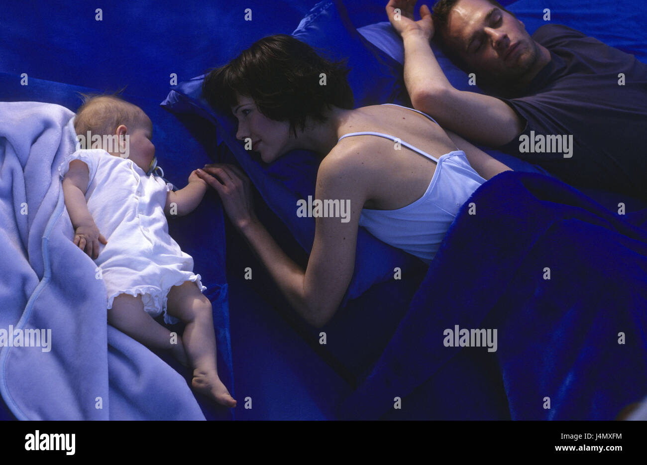 Chambres Lit Parents Bebe Dormir Nuit A Regarder Le Lit De Mariage A L Enfant 9 Mois Mere Enfant Eveille Touch Pere Mensonge Reste Endormie Paisiblement En Meme Temps Heureusement Affectueusement A L Interieur