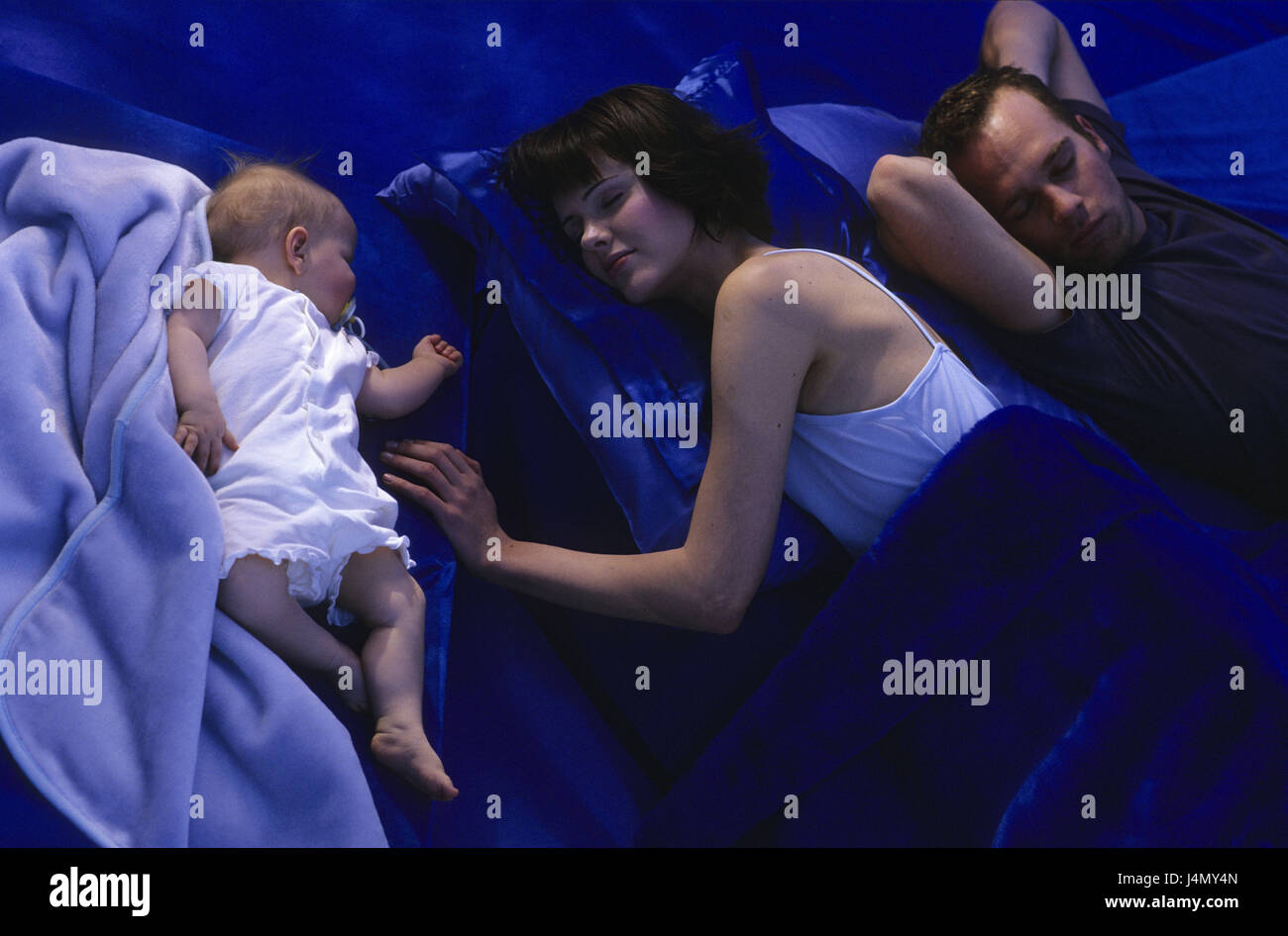Chambres Lit Parents Bebe Dormir Nuit Lit De Mariage Bebe 9 Mois Mere Pere Enfant Mensonge Reste Endormie Paisiblement En Meme Temps Heureusement L Interieur La Conception Le Repos La Sedation Le Sommeil