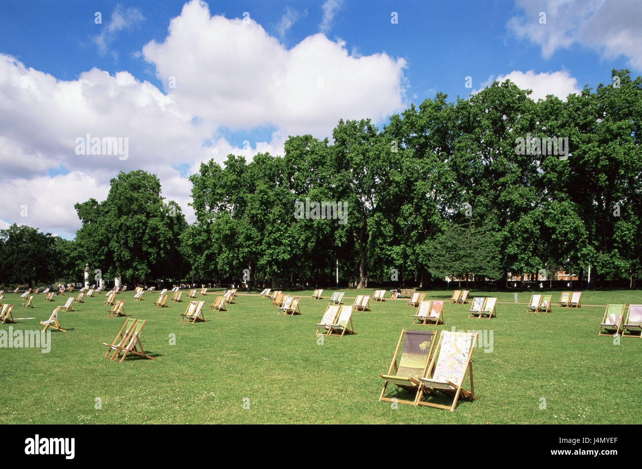 La Grande-Bretagne, l'Angleterre, Londres, St James's Park, solaire chaises, été, capital, parc, espace vert, chaises longues, aire de loisirs de verdure, le repos, la détente, les loisirs, le temps, ciel nuageux, à l'extérieur, Banque D'Images