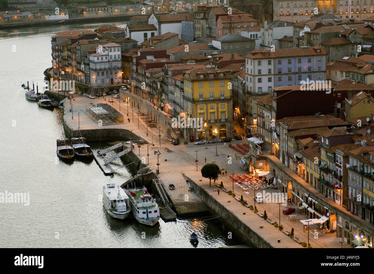 Soir, il y a du PCSRA, flux Ribeira Douro, quatrième ville de Ribeira, Vieille Ville, Port, Portugal, Banque D'Images