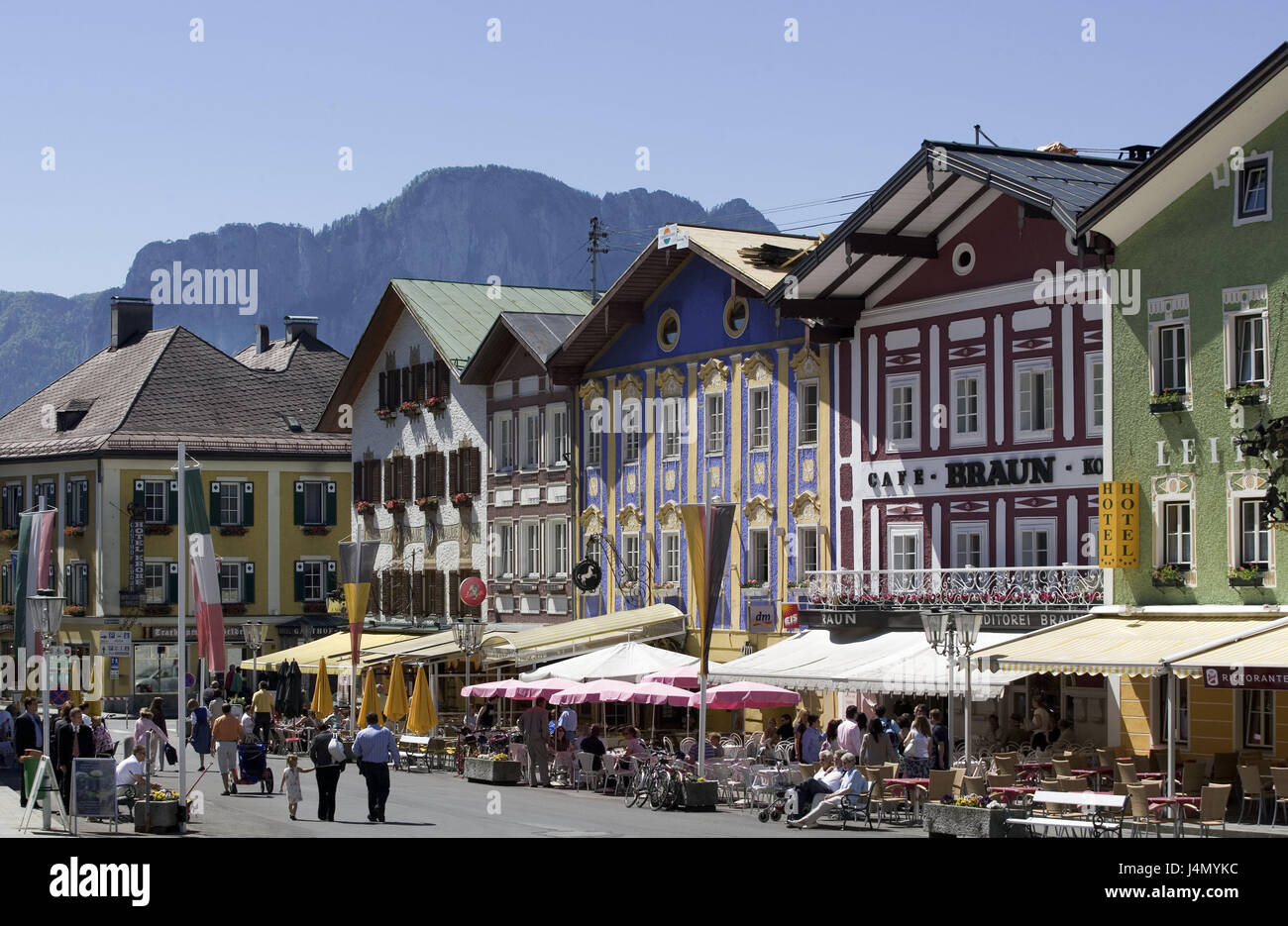 L'Autriche, chambre de sel, lunar lake, à la zone piétonne, ses cafés, les touristes, lunar Lake Country, place, maisons, maisons, terrasse, façades, de couleurs variées, des cafés, des bars, des gens, des passants, destination, tourisme, touristique, Banque D'Images