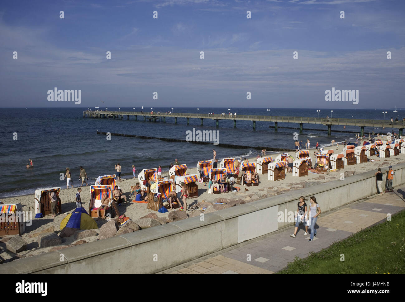 Allemagne, Bavière, refroidissement du printemps, plage, chaises de plage, pont sur la mer, Banque D'Images