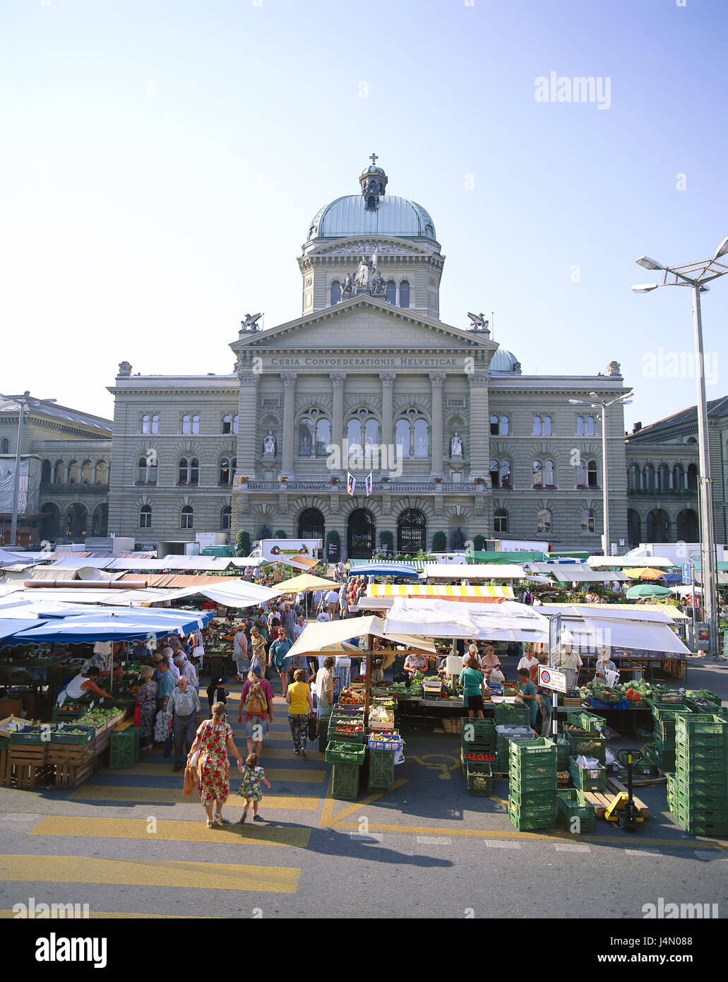 Suisse, Berne, le bâtiment du Bundestag, le marché, l'Europe, la ville, capitale, de la ville, d'un bâtiment, bâtiment du Parlement européen, de l'administration, le marché, les étals du marché, les gens, l'été, à l'extérieur, l'architecture, Banque D'Images