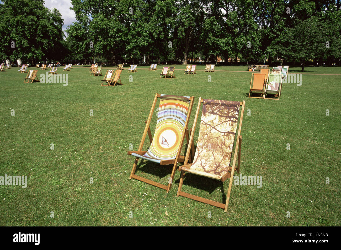 La Grande-Bretagne, l'Angleterre, Londres, St James's Park, solaire chaises, été, capital, parc, espace vert, chaises longues, en paires, zone de loisirs de verdure, le repos, la détente, les loisirs, le temps, ciel nuageux, à l'extérieur, Banque D'Images