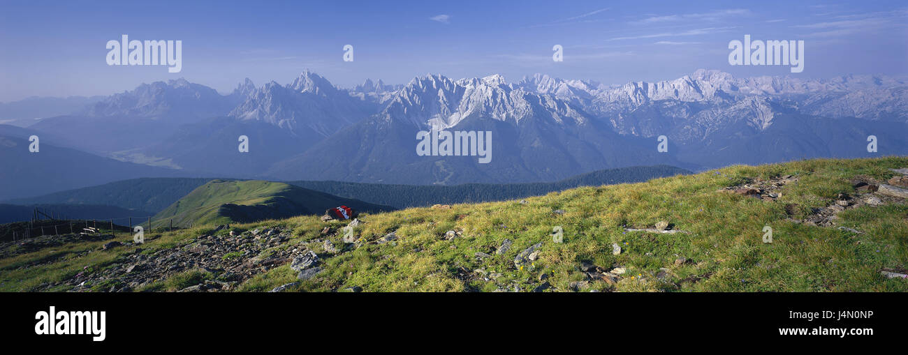 L'Italie, Tyrol du Sud, Pfannhorn, Hochpustertal Toblacher, vue, à Sextener dolomites, trois pinacles, Alpes, montagne, montagnes, panorama, paysage de montagne, de largeur, de distance, paysage, paysage de montagne, prairie, rock, balises, déserte, à l'extérieur, l'été, Banque D'Images