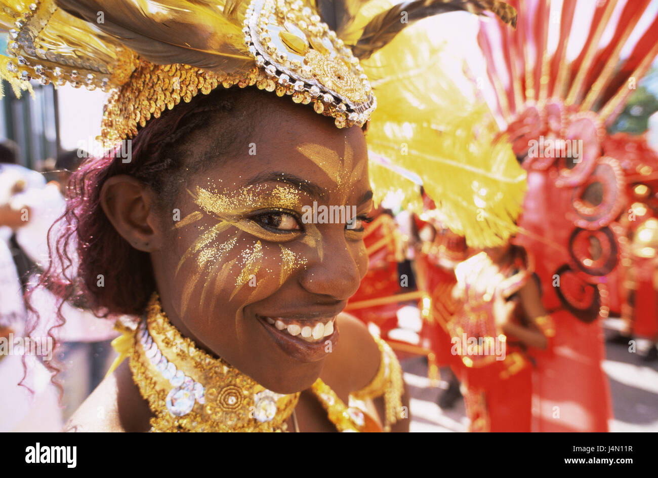 La Grande-Bretagne, l'Angleterre, Londres, carnaval, enregistrer, femme, costume, Golden, portrait, carnaval de rue, procession, enregistrer, personne, doublure, costume, costume carnival splendor, coiffure, bijoux en plumes, peinture faciale, look, peintures, icône, Kostümierung, gaieté, plaisir, joie, l'amusement, à l'extérieur, l'attraction, point d'intérêt, destination, tourisme, Banque D'Images