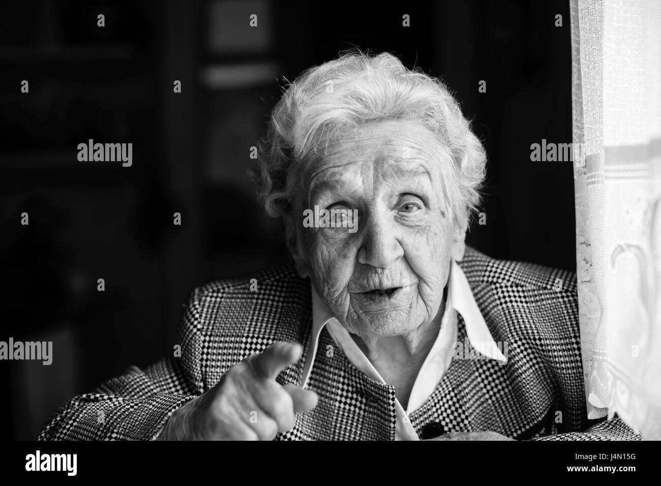 Une femme âgée de 80 ans, l'ordre psychologique de portraits en noir et blanc. Banque D'Images