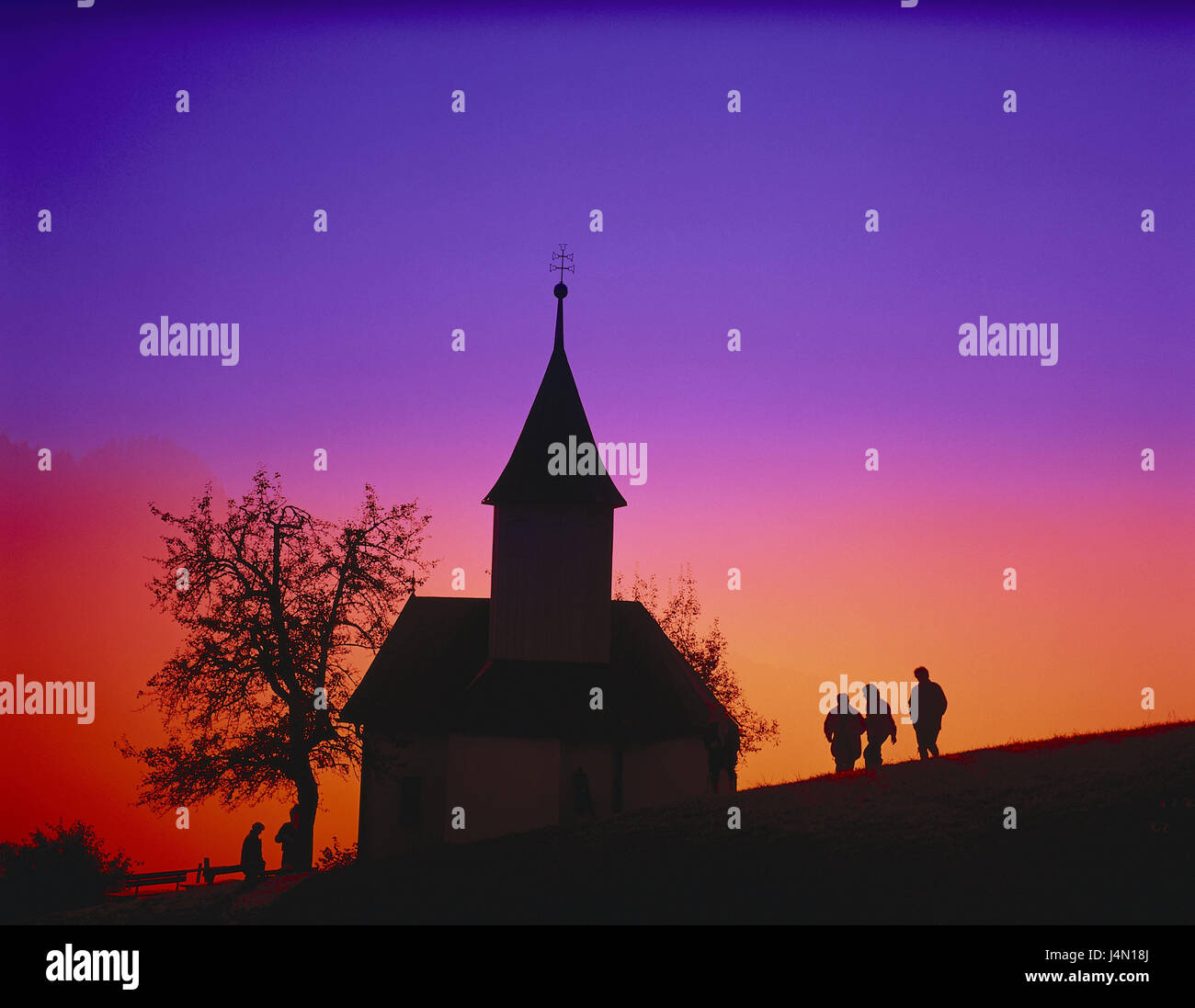 Autriche, Tyrol, imperial valley, Kufstein, Antoniuskapelle, d'incandescence, silhouette, bande, maison de prière, l'église, la construction sacrée, tour, point, arbre, personne, ciel, soir, tuning Banque D'Images