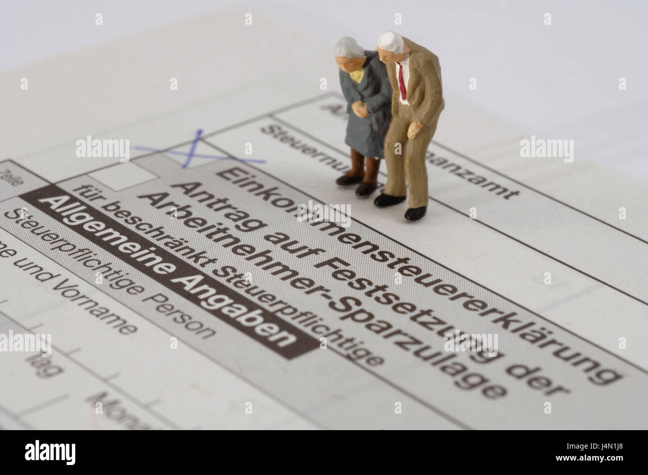 Forme, déclaration de revenus, les caractères, les retraités, volant de forme, déclaration d'impôt, revenu, payer de l'impôt sur les roues de direction, à caractère fiscal, modèle, conseil du trésor, les entrées, l'impôt sur le revenu, de couple, vieille personne, des personnes âgées, de pensionné, Banque D'Images