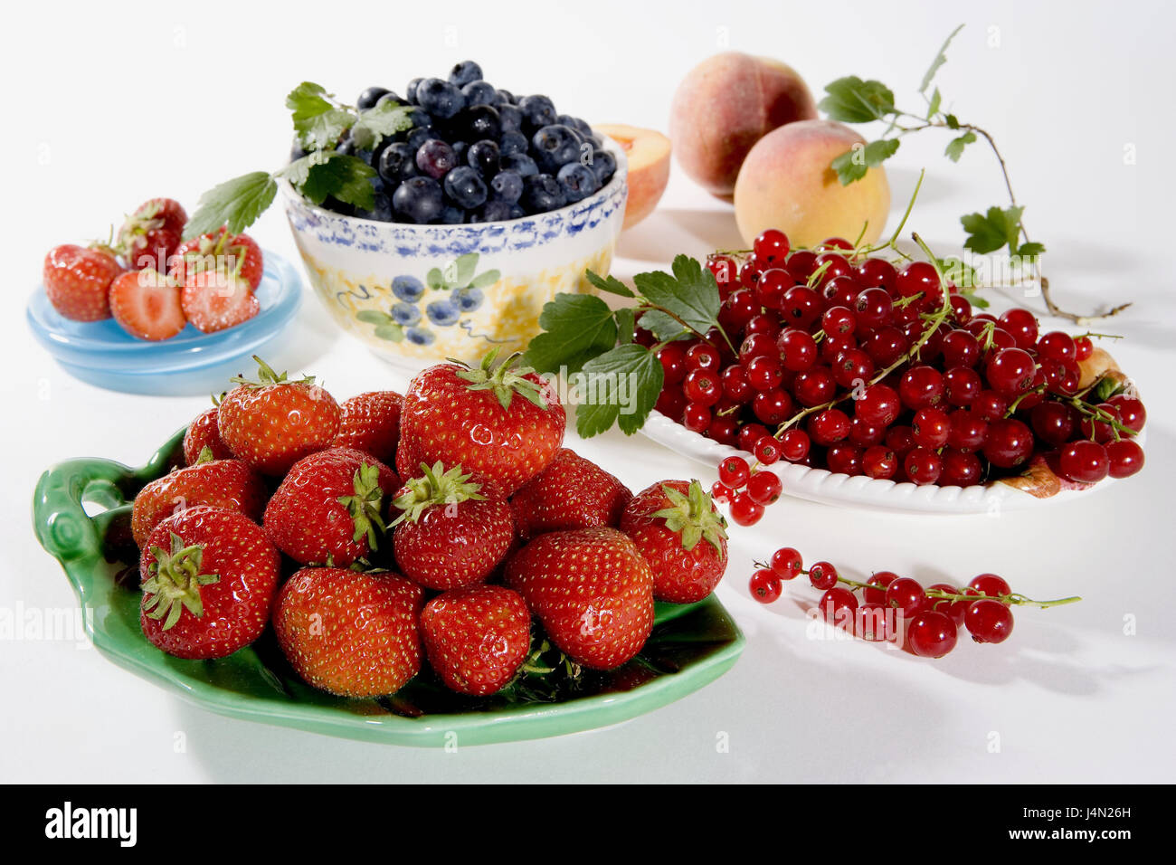 Plaque, fruit, fruits, fruits, baies, fruits, myrtilles, fraises, pêches, groseilles, dessert, dessert, consommation, alimentation, estival, Frei's plate, sains, riches en vitamines et en calories, Banque D'Images