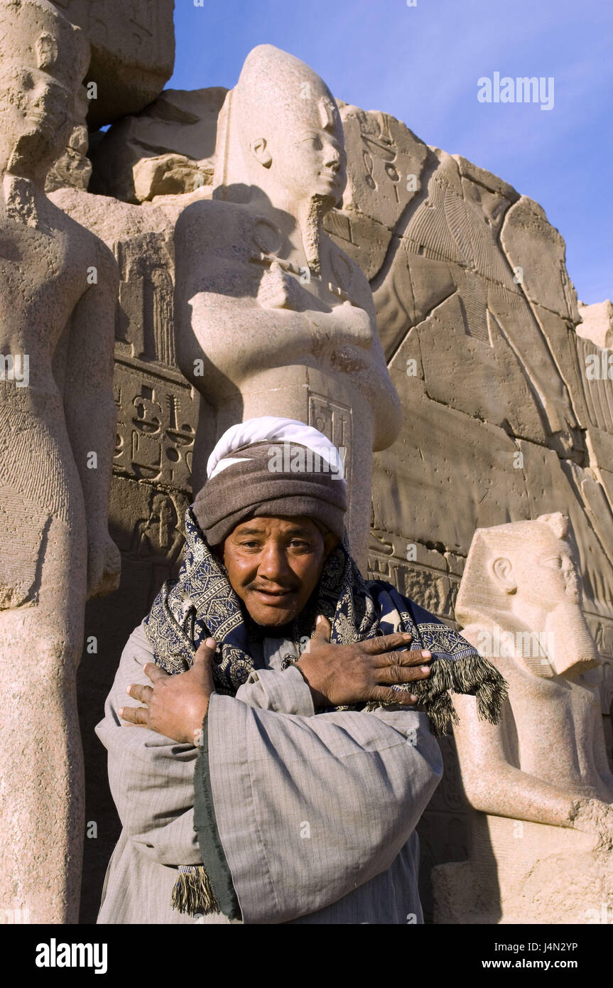 Égypte, vallée du Nil, Louxor, temple de Karnak, Temple d'Amon de pièce jointe, de statues, de guides touristiques, le geste, la moitié, portrait Banque D'Images