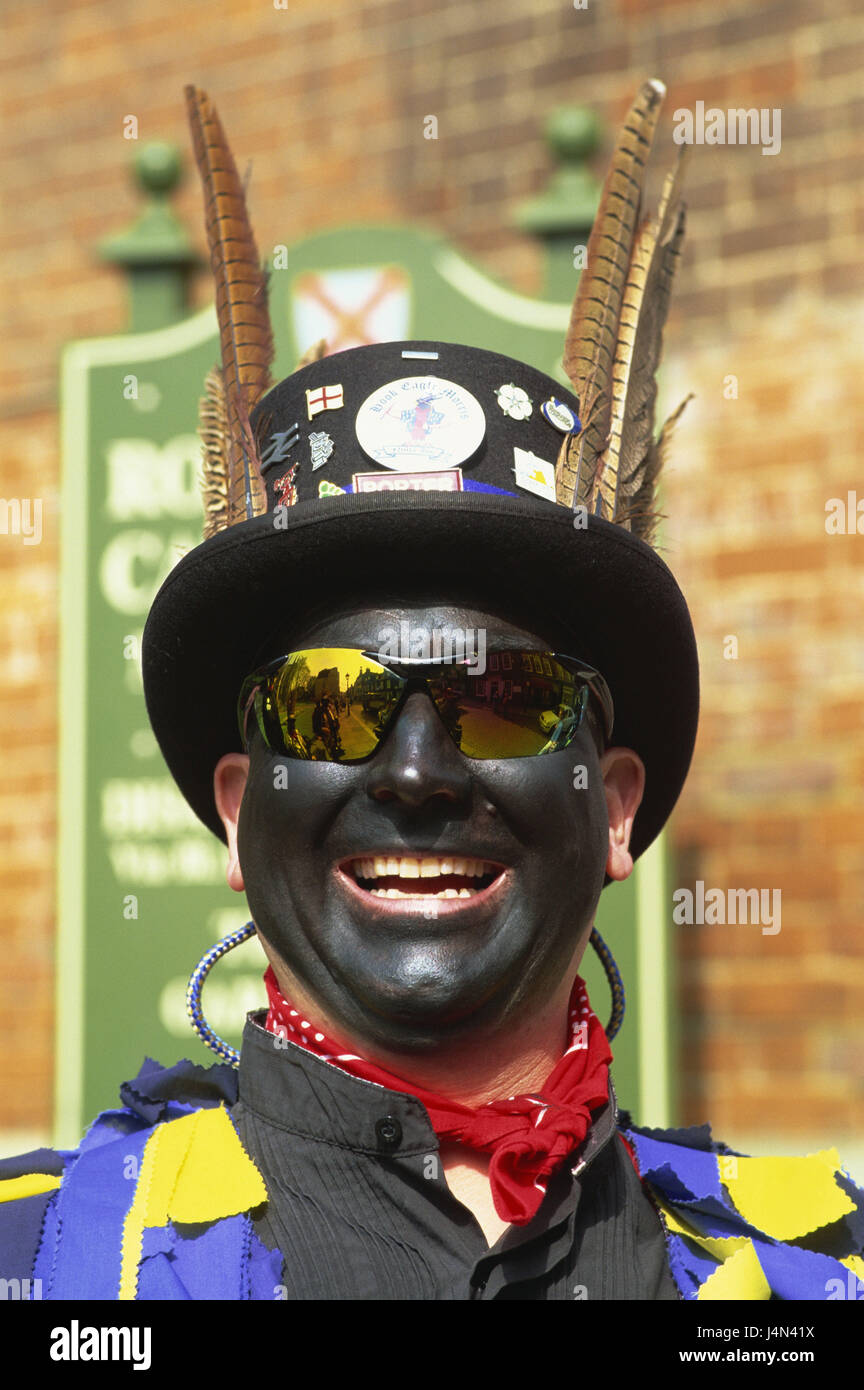 La Grande-Bretagne, l'Angleterre, Kent, Rochester, Sweeps festival, procession, homme, sourire, panneaux, composé, le portrait, le modèle ne libération, Banque D'Images