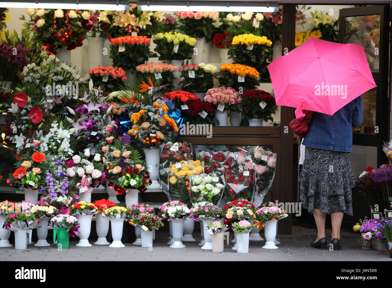 L'Estonie, Tallinn, Vieille Ville, flower business, client, parapluie, vue de dos, Banque D'Images