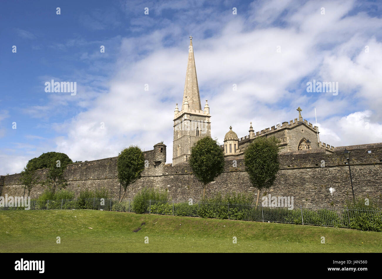 L'Irlande du Nord, l'Ulster, comté de Derry, Londonderry, cathédrale St. pn-, les murailles de la ville, Banque D'Images