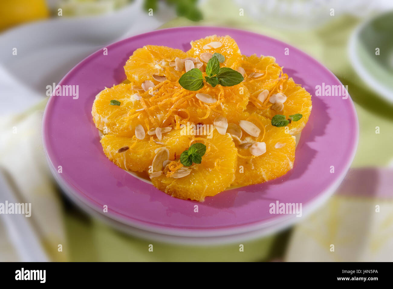 Plaque, salade d'orange, marine, assiette dessert, tranches d'orange, les oranges, agrumes, fruits, fruits, amandes effilées, riches en vitamines, en bonne santé, dessert, de l'alimentation, Banque D'Images