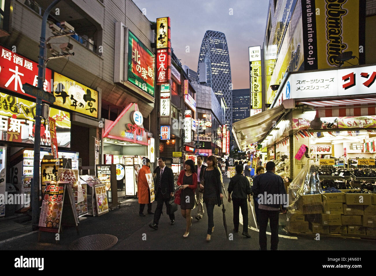 Japon, Tokyo, shinjuku, Shinjuku District West Side Street, Gulch, personne, au crépuscule, Banque D'Images