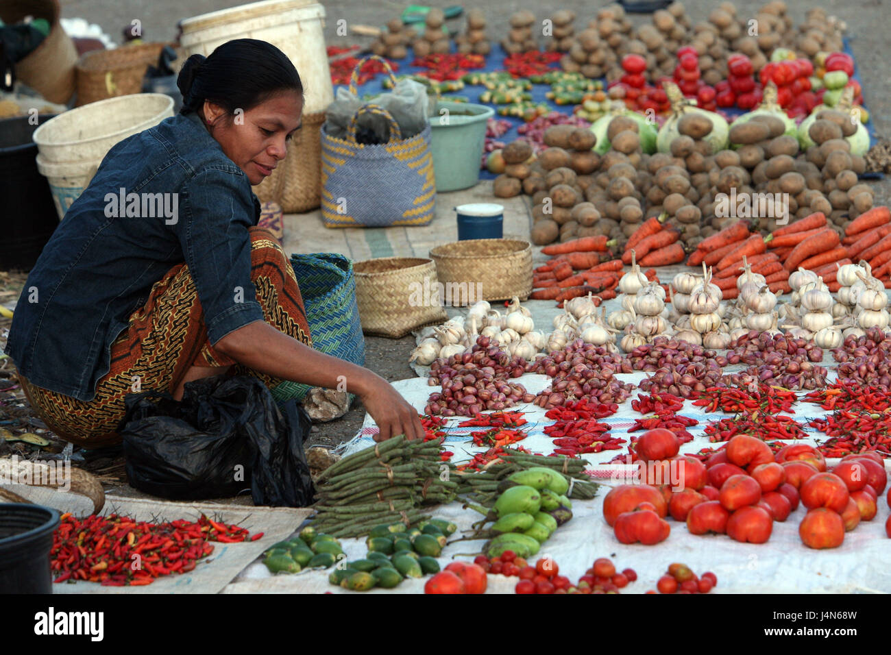 République démocratique du Timor-Leste, Lospalos, marché hebdomadaire, vendeur, vente, légumes, Banque D'Images
