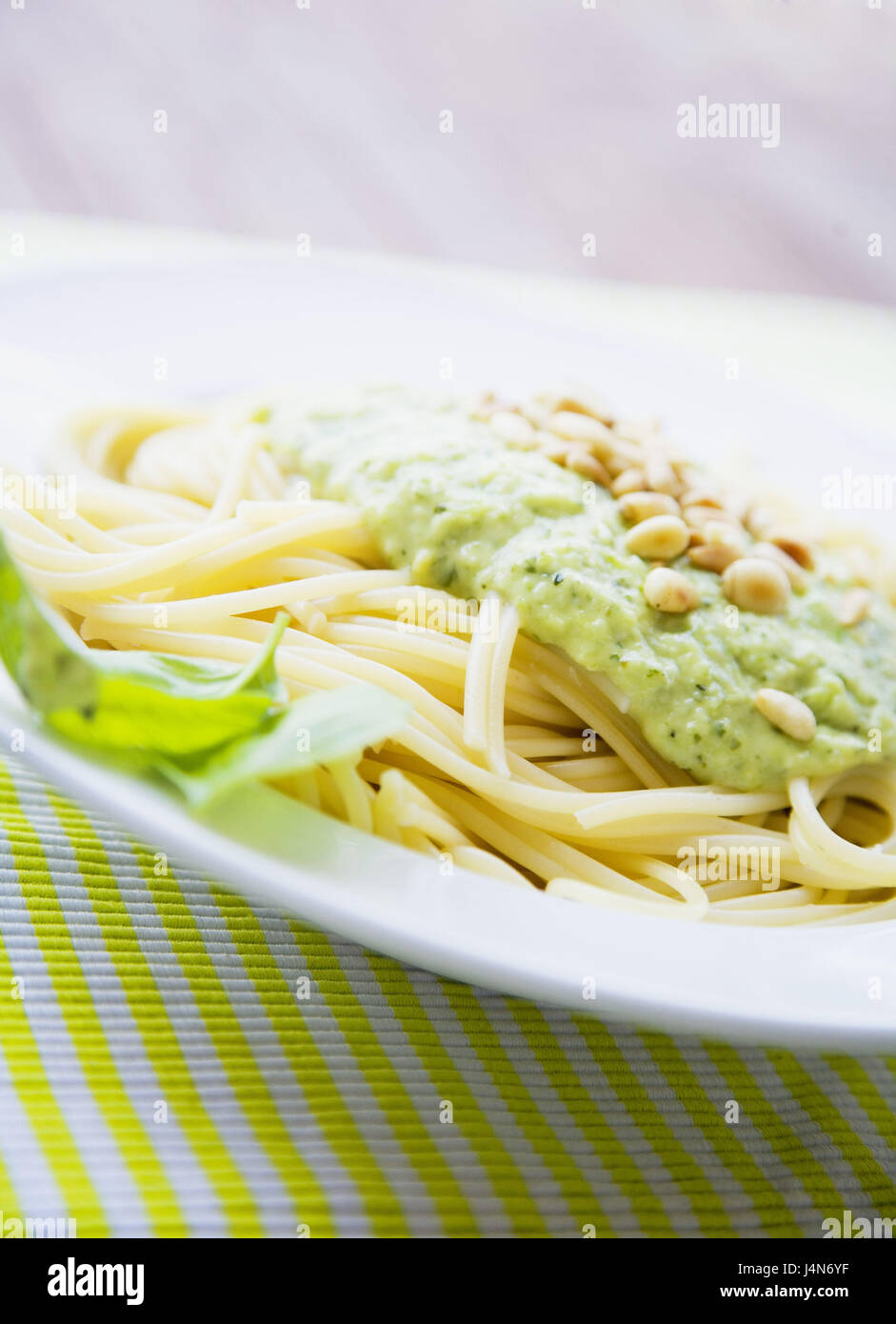 Plaque, nouilles, spaghettis, pesto, pignons de pin, basilic, Banque D'Images