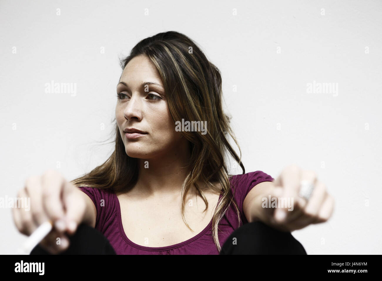 Femme, cigarette, fumée, portrait, Banque D'Images