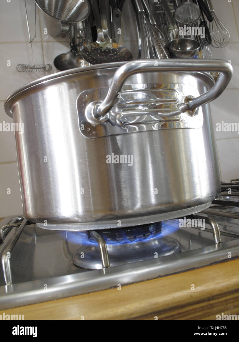 Gamme de gaz, gaz flamme, pot, détail, l'énergie, la consommation d'énergie, feu, flammes, flammes, gaz, gaz, gaz flamme flammes, gaz, cuisinières au gaz, poêles à gaz, cuisinière à gaz, la consommation de gaz, les fours à gaz, focus, troupeau, de la chaleur, de l'intérieur tourné, la cuisine, la cuisine, casserole, medium close-up, Close-up, moyen format paysage, pots, pot, pots, brûler, parchingly, vivement, vivement, à l'intérieur, Banque D'Images