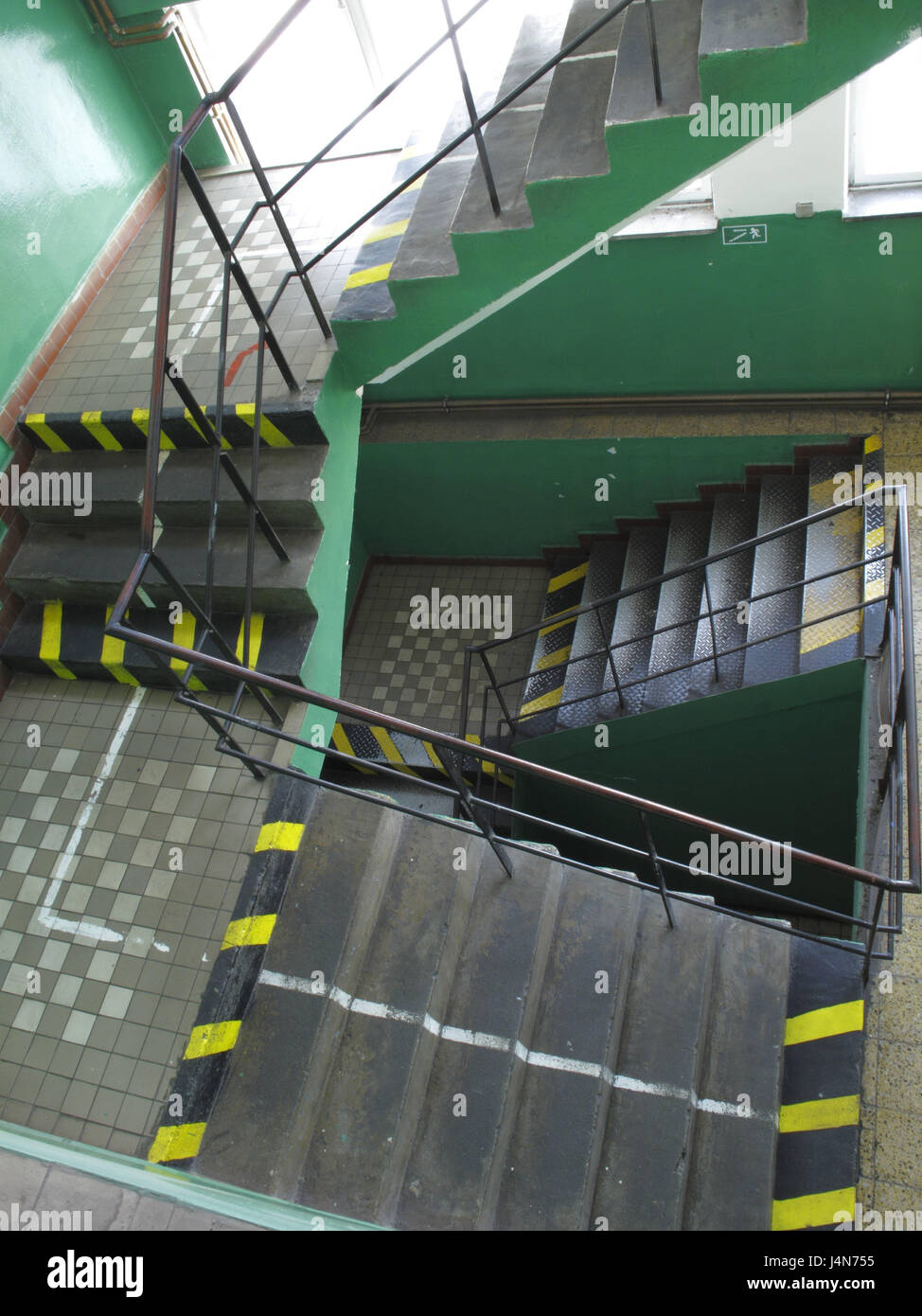Escaliers dans l'usine, l'établissement, de la structure, structures, balustrade, balustrade, usine, usines, bâtiments, usines, bâtiments, partie de l'immeuble, des parties du bâtiment, bâtiments, partie de l'immeuble, parties de l'immeuble, garde-corps, garde-corps, de l'immobilier, de l'industrie, de l'industrie, pièces jointes pièces jointes industriel industriel, photo, photographie industrielle, photos industrielles, bâtiments industriels, bâtiments industriels, parcs d'affaires, parcs d'affaires, photo industrielle, des photos, de l'industrie, Industryphotograph, matériels, matériaux, métal, métaux, acier, acier Banque D'Images