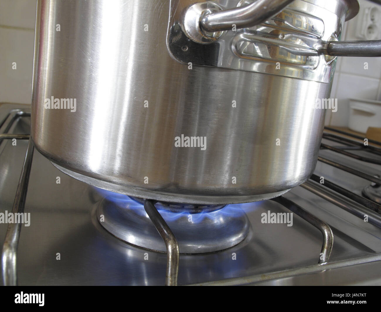 Gamme de gaz, gaz flamme, pot, détail, l'énergie, la consommation d'énergie, feu, flammes, flammes, gaz, gaz, gaz flamme flammes, gaz, cuisinières au gaz, poêles à gaz, cuisinière à gaz, la consommation de gaz, les fours à gaz, focus, troupeau, de la chaleur, de l'intérieur tourné, la cuisine, la cuisine, casserole, medium close-up, Close-up, moyen format paysage, pots, pot, pots, brûler, parchingly, vivement, vivement, à l'intérieur, Banque D'Images