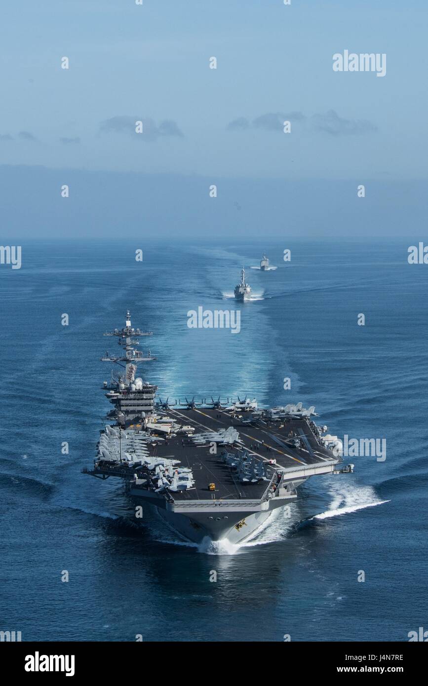 La Marine américaine de classe Nimitz porte-avions nucléaire USS Theodore Roosevelt sous escorte de navires et aéronefs pendant un exercice de formation le 11 mai 2017 dans l'océan Pacifique. Banque D'Images