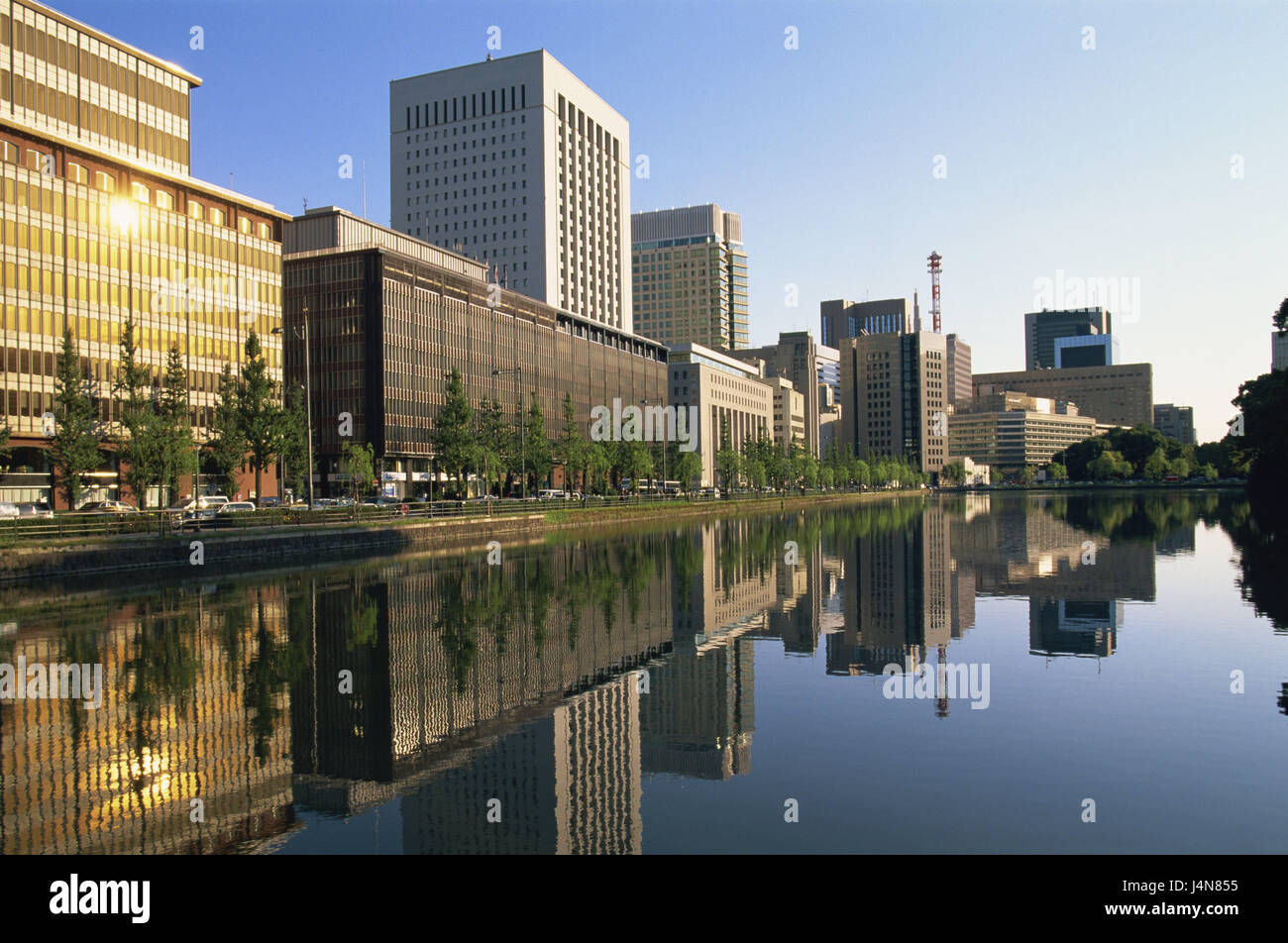 Le Japon, Honshu, Tokyo, douves du Palais Impérial, le clonage, la surface de l'eau, de l'Asie, Hibiya, Skyline, voyages, maisons, immeubles en hauteur, l'architecture, l'immeuble de bureaux, immeubles de bureaux de grande hauteur, l'eau, canal, ensoleillée, Banque D'Images