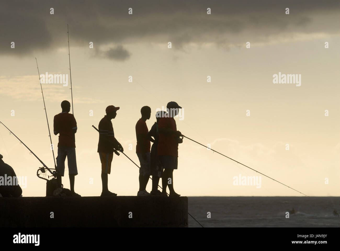 Crépuscule, temps de loisirs, de la jetée, pêcheur de Saint Gilles, La Reunion, Banque D'Images