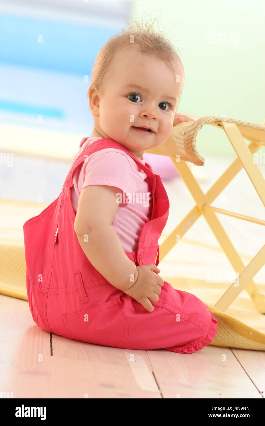 Bébé, 9 mois, sourire, s'asseoir, sur le côté, Banque D'Images