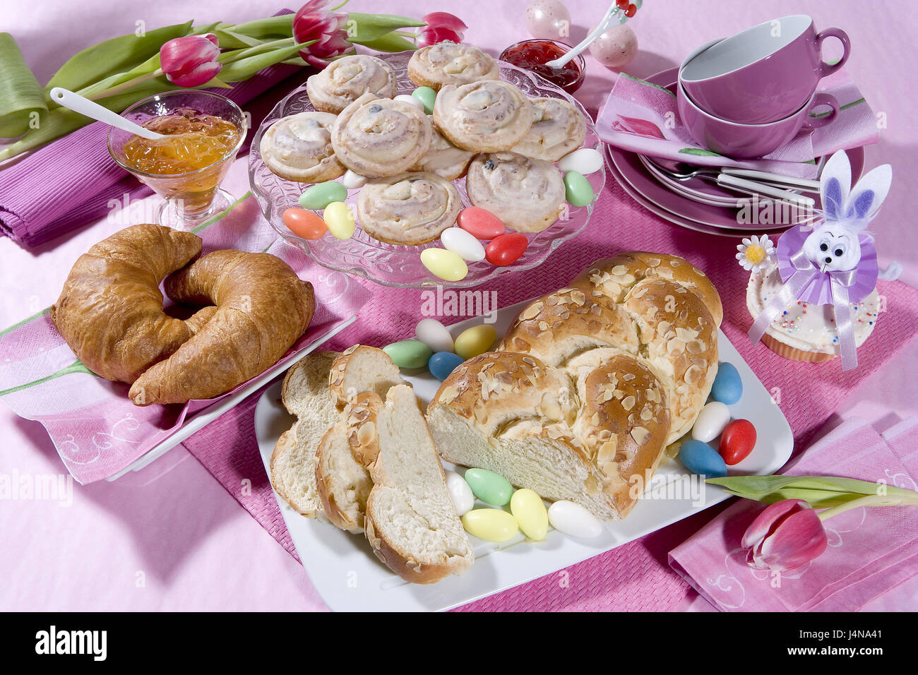 Petit-déjeuner de Pâques, still life, table, table, couverts, petit déjeuner, fête, Pâques, fête de Pâques, Pâques, Pâques, tradition, gâteau de Pâques galette, challah, gâteau, gâteau pièces, des croissants, du café, des tasses à café, œufs de Pâques, de couleurs vives, rose, decoration, tulipes, fleurs, serviettes de table, rose, vaisselle, plaques, tasses, cuillères, décoration, lapin de Pâques, Banque D'Images
