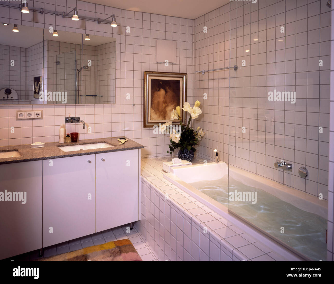 L'intérieur, salle de bains, baignoire, tourné à l'intérieur, baignoire, évier, lavabo, miroir, douche, baignoire mur l'eau, l'eau, complètement, réflecteur, photo, décoration, fleurs, carreaux, couleurs vives, le sait, Banque D'Images