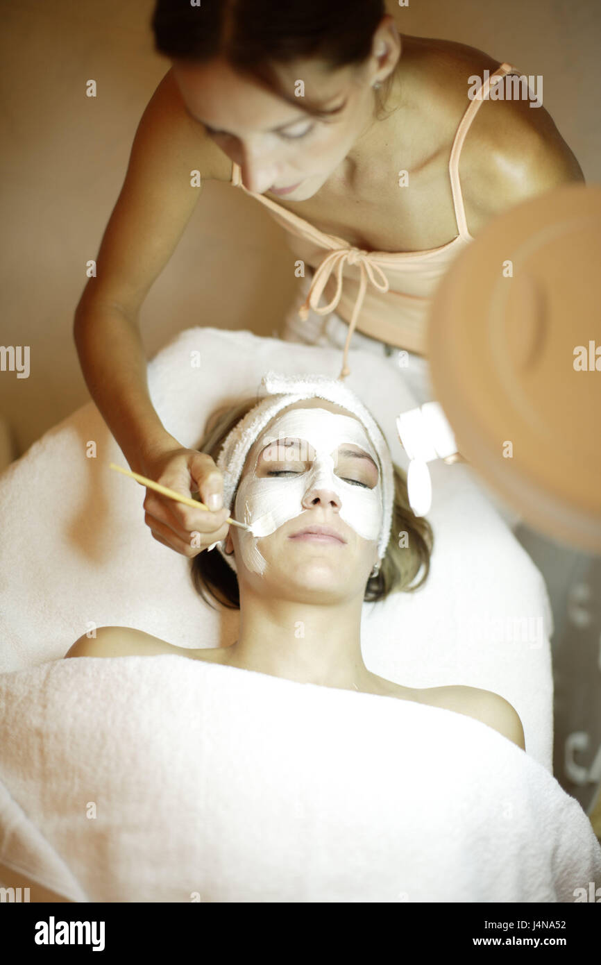 Kometikstudio, femme, masque de beauté, esthéticienne, appliquer, masque, paquet, soins, loisirs, cosmétiques studio, mensonge, à l'intérieur, bien-être, Relax-Room, bien-être, Repos, détente, santé, soins de beauté, shell, mains, pinceaux, Banque D'Images