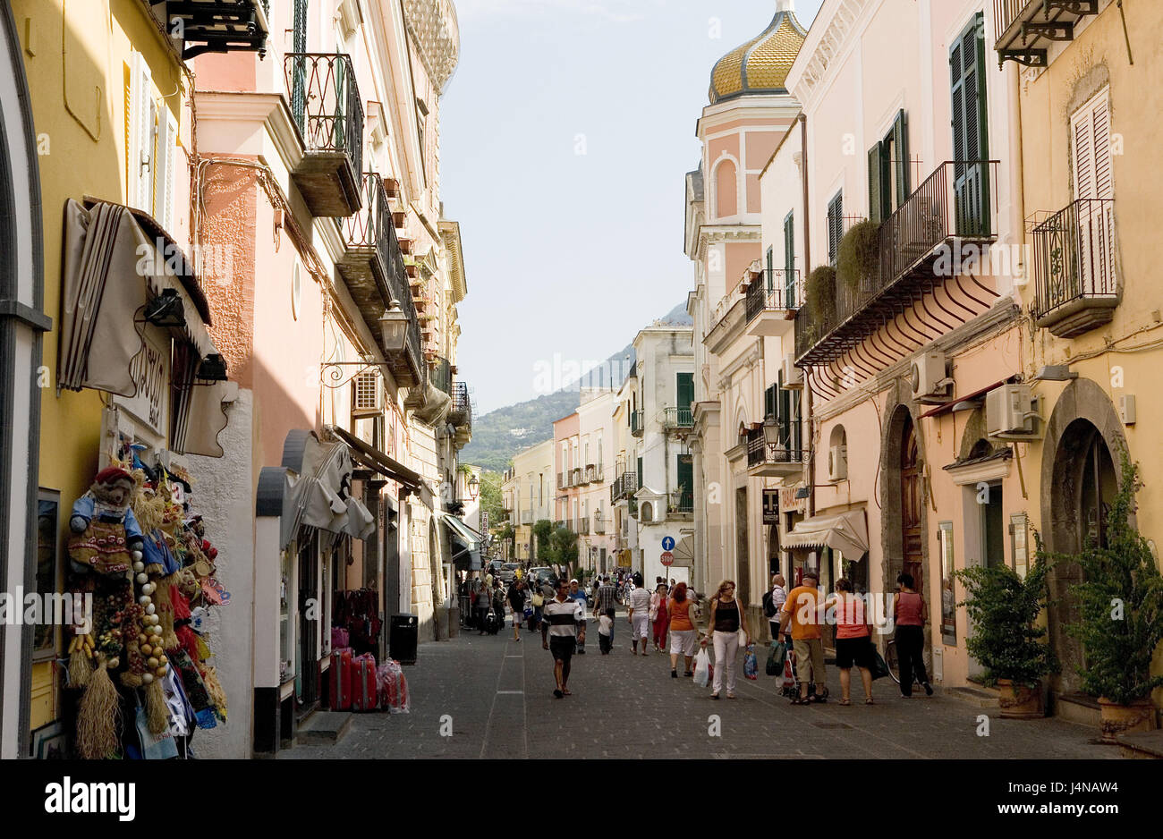L'Italie, Ischia, Forio, vieille ville, zone piétonne, touristiques, île, ville, maisons, immeubles, terrasse, Lane, boutiques, magasins de souvenirs, les gens, la destination, le tourisme, Banque D'Images