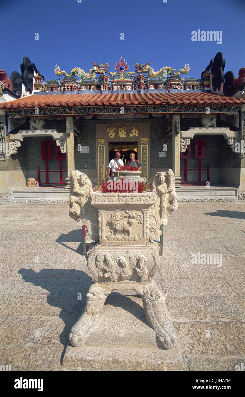 La Chine, Hong Kong, l'île de Cheung Chau, Pak Tai Tempel, cour, encensoir, le visiteur, l'Asie, l'île, la culture, la foi, Pak Tai, Bethaus temple sacré, temple de la construction, l'attachement, cour du temple, navire de pierre, joss stick, fumée, fumée, opus offre la religion, le taoïsme, l'taoistisch, cour intérieure, touristiques, couple, personne, du tourisme, de l'endroit d'intérêt, à l'extérieur, Banque D'Images