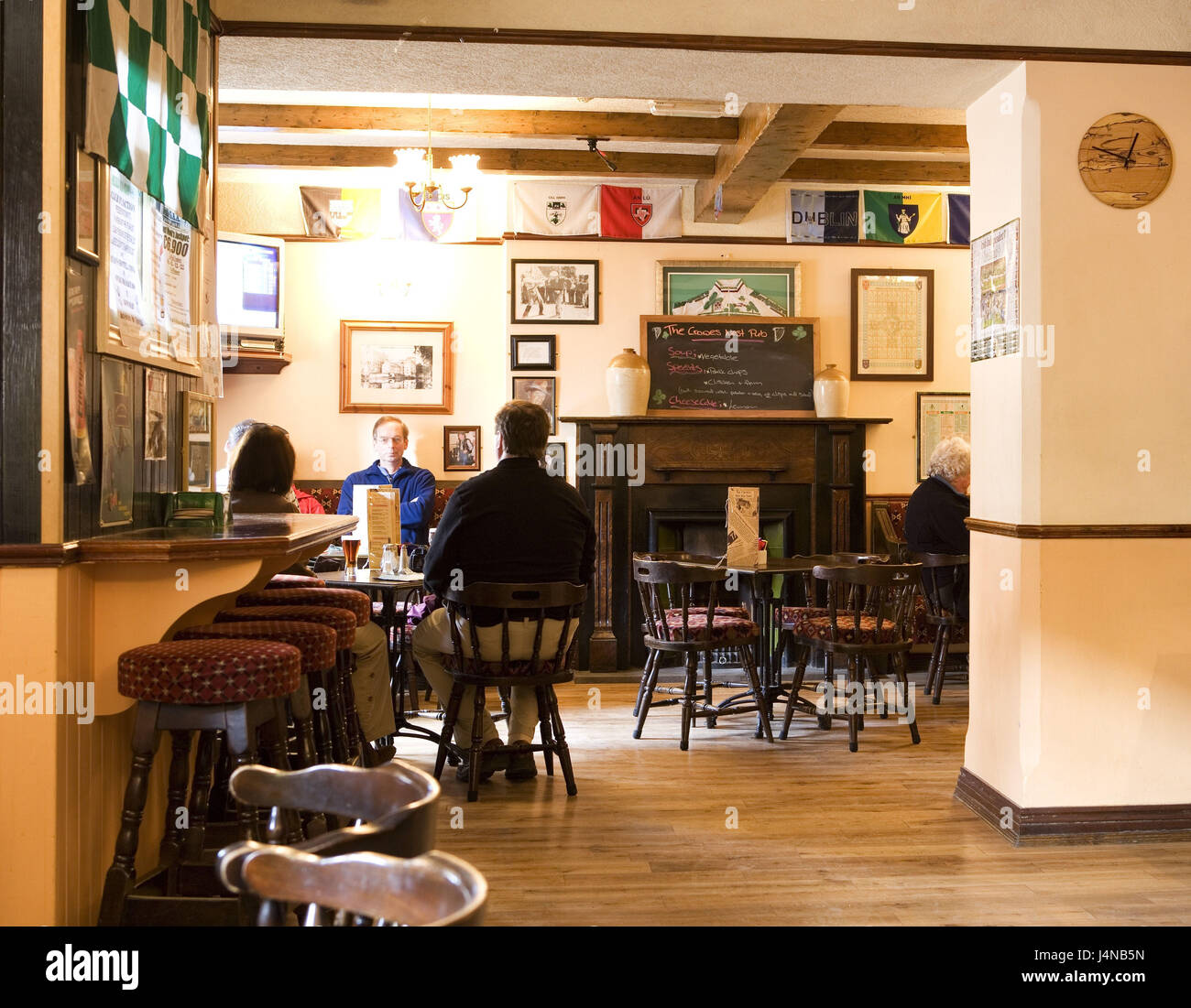 L'Irlande, côte ouest, Cong, bar, à l'intérieur, les clients, Banque D'Images