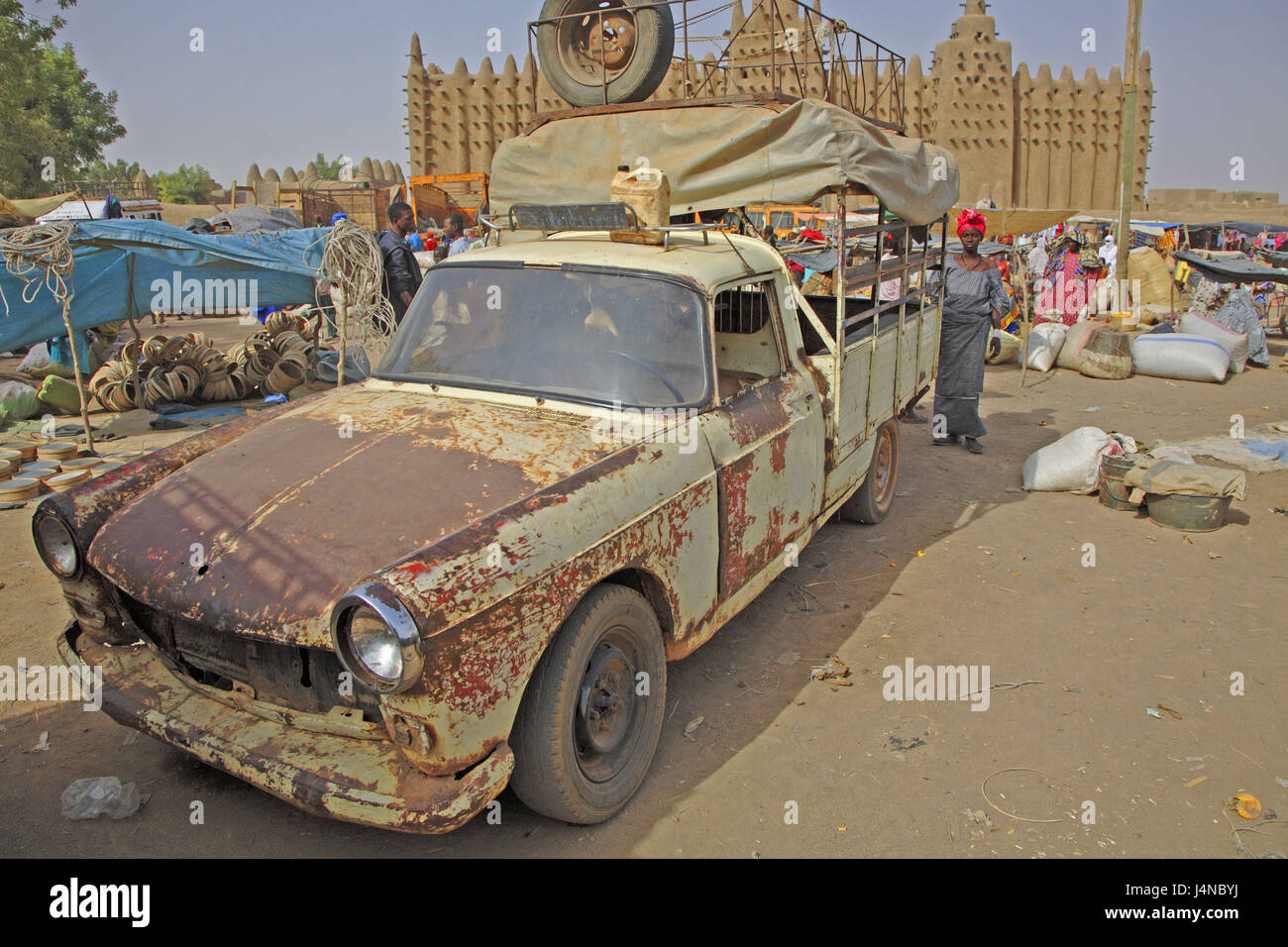 L'Afrique de l'Ouest, Mali, Niger-Binnendelta, Djenné, scène de rue, marché, personne, véhicule, vieux, rouillé, mosquée, Banque D'Images