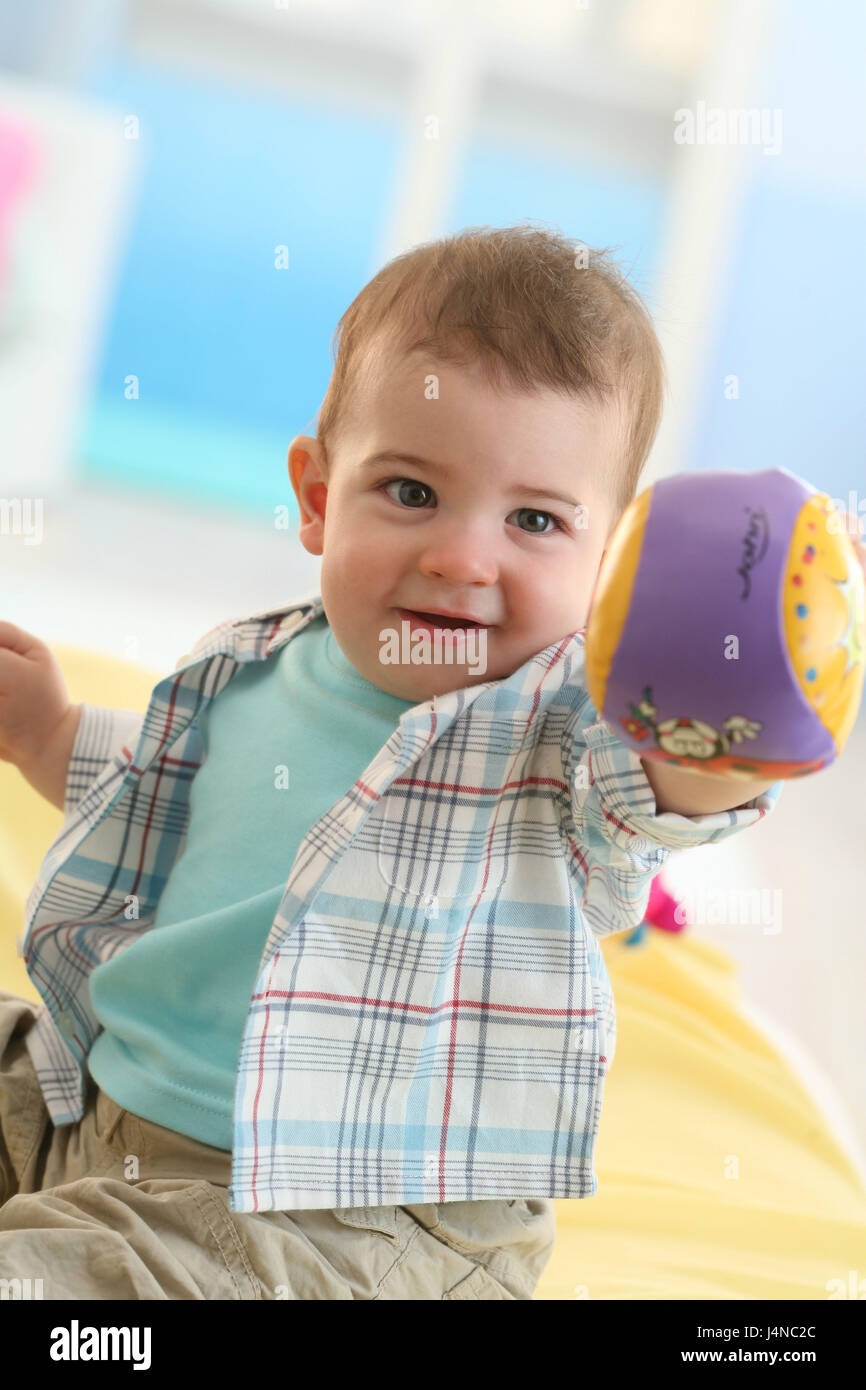 Bébé, 6 mois, ball, jouer, sourire, portrait, la moitié Banque D'Images