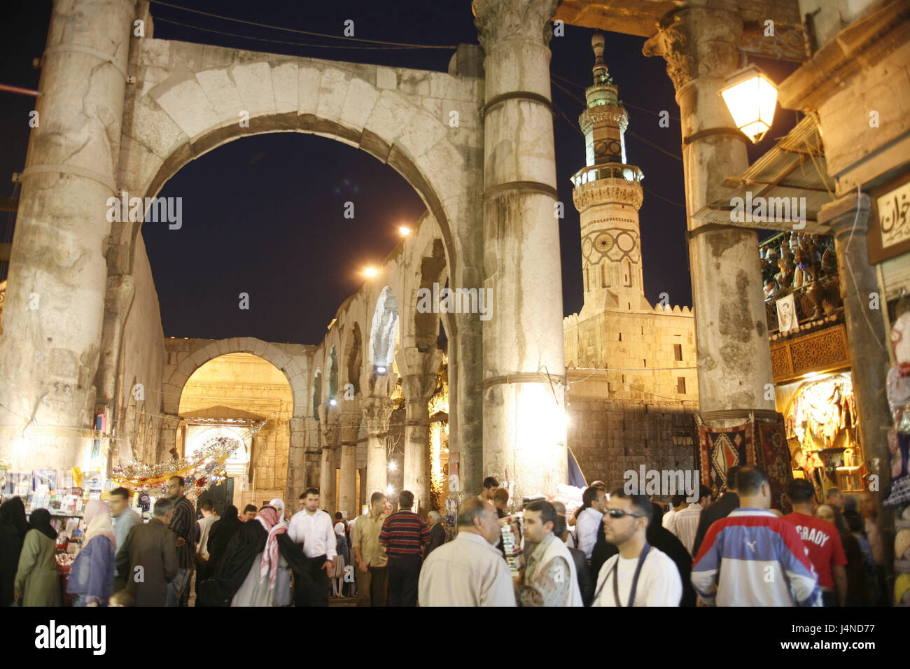 Syrie, Damas, Vieille Ville, le Souk Al Hamidiyya, passants, soir, bazar, marché, rue, ruelle, ruine, gate, romaine, la structure, l'architecture, reste, de l'éclairage, personne, tourisme, touristique, les sections locales, la mosquée des Omeyyades, minaret, Weihrauchstrasse Banque D'Images