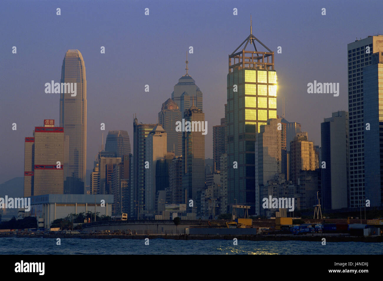 La Chine, Hong Kong, Hong Kong, Islande, Sheung Wan, Skyline, port de Victoria, de la mer, au crépuscule, l'Asie, ville, ville, ville cosmopolite, Metropolis, vue sur ville, gratte-ciel, des tours, des bâtiments, de l'architecture, Central-District, partie de la ville, lumière du soir, Banque D'Images