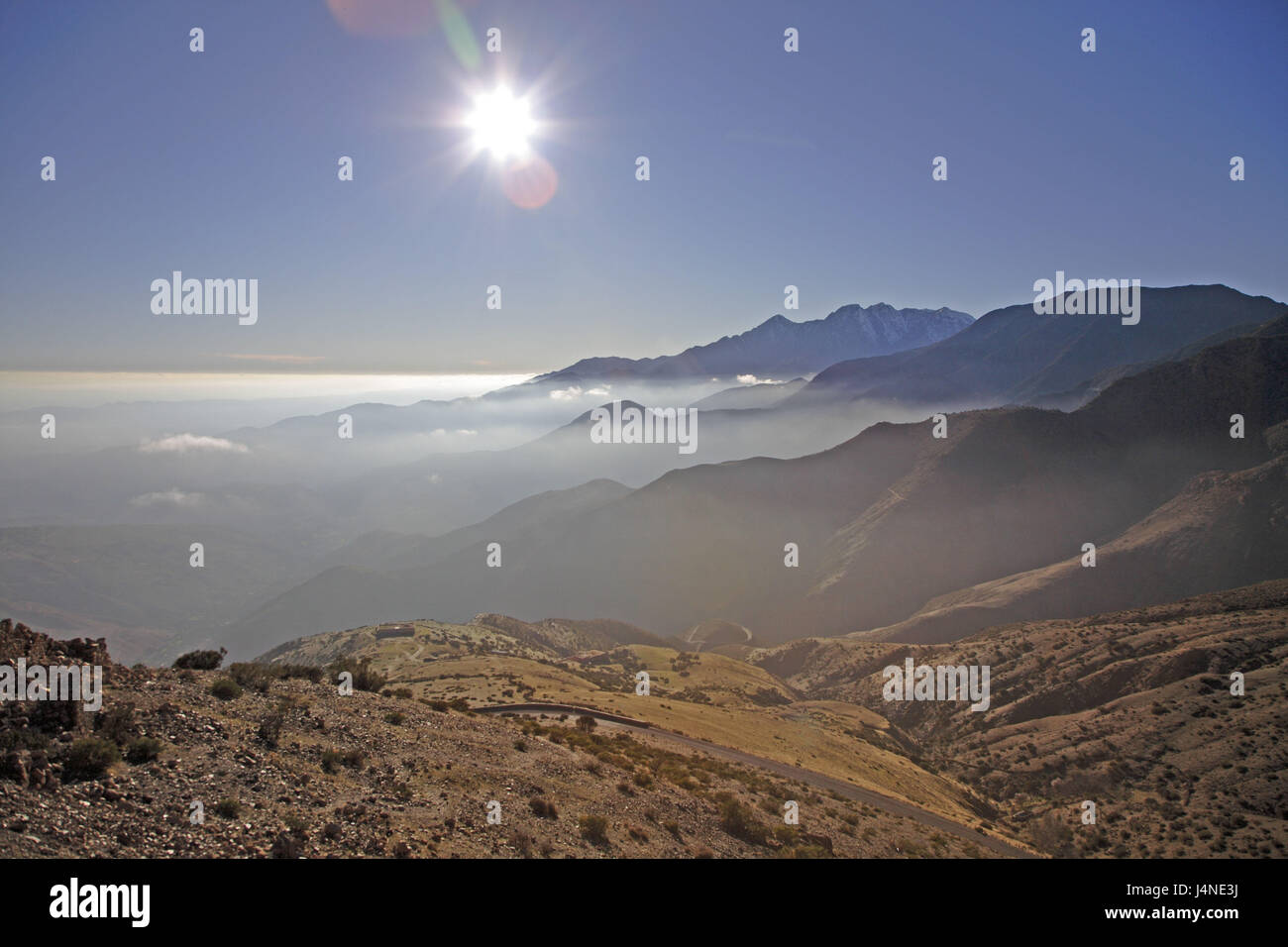 L'Afrique du Nord, le Maroc, l'anti-atlas, paysages de montagne, la rue, le soleil, la lumière arrière, Banque D'Images