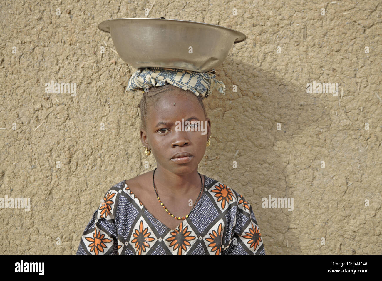 L'Afrique de l'Ouest, Mali, Niger-Binnendelta, Djenné, fille, bol, chef, porter, portrait, Banque D'Images