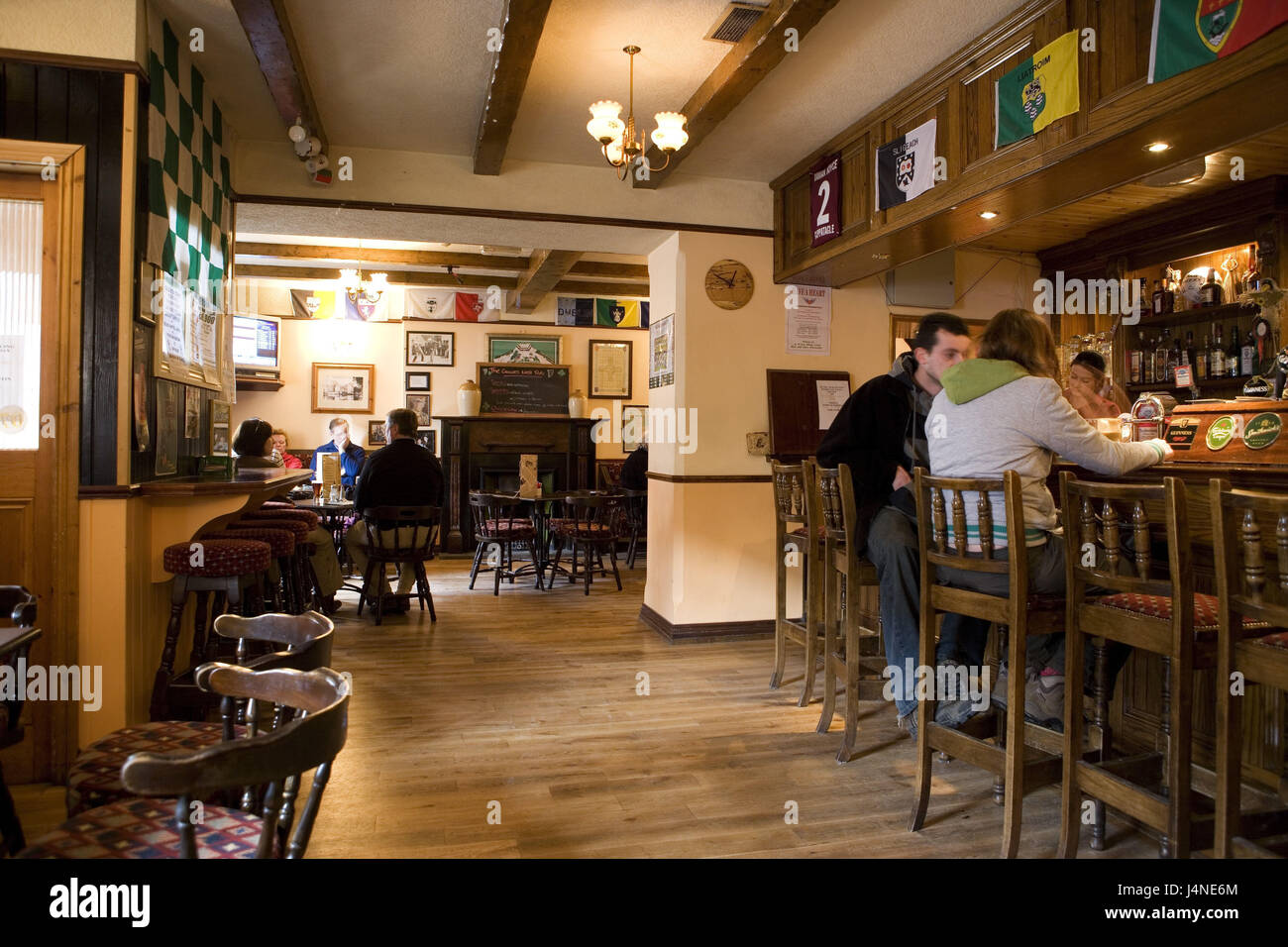 L'Irlande, côte ouest, Cong, bar, à l'intérieur, les clients, Banque D'Images