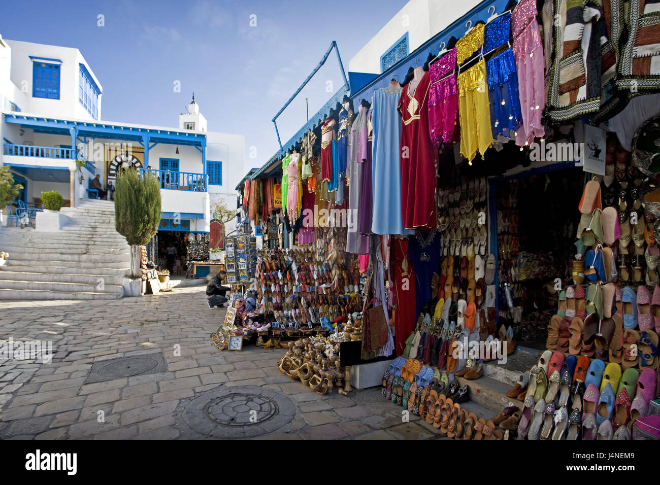 La Tunisie, Sidi Bou Saïd, du marché, des boutiques, des biens, de couleurs vives, l'Afrique du Nord, place de l'artiste, village, lieu touristique, la destination, le lieu d'intérêts, du tourisme, de souvenirs, du commerce, de la vente, l'entreprise, traditionnellement, en général, beaucoup de couleurs, vêtements, chaussures, à l'extérieur, personne, Banque D'Images