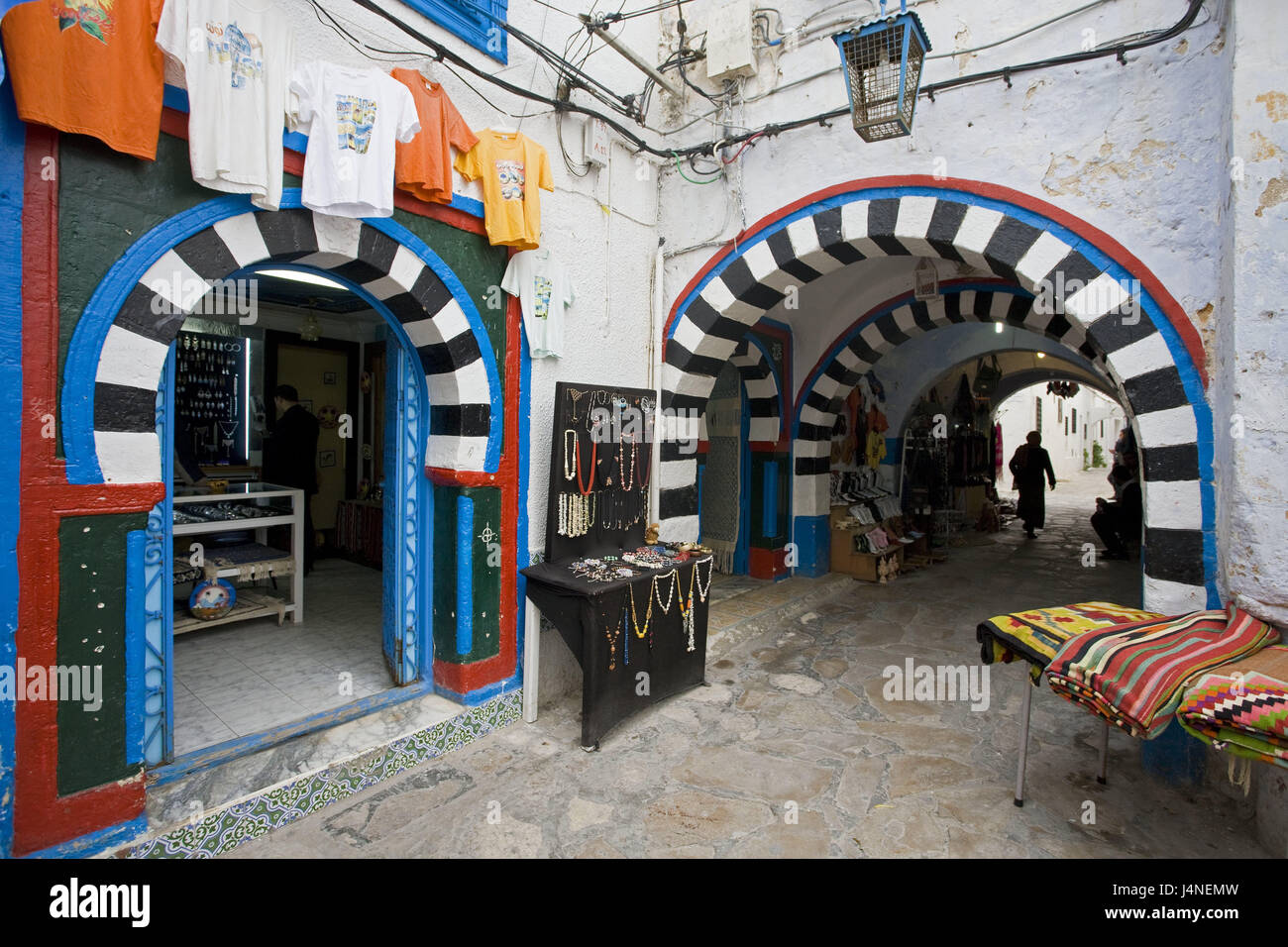 Tunisie, Hammamet, Vieille Ville, Lane, boutiques de souvenirs, l'Afrique du Nord, ville, lieu touristique, la destination, le paysage urbain, rue, des façades, des arcades, des boutiques, magasins, passage, souvenirs, bijoux, T-shirts, des ventes, du commerce, des biens, Medina, Voyage, Vacances, tourisme, Banque D'Images