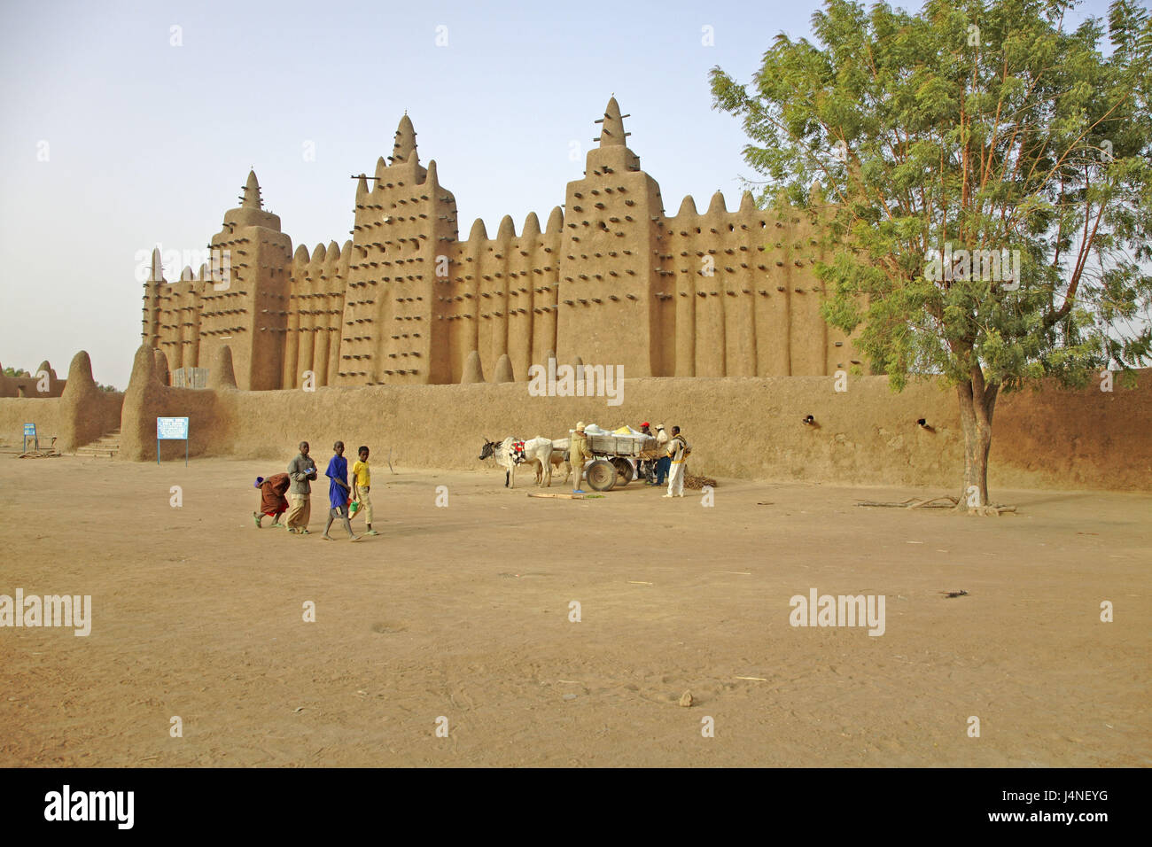 L'Afrique de l'Ouest, Mali, Niger-Binnendelta, Djenné, mosquée, mucky architecture, enfants, du boeuf, des chariots Banque D'Images