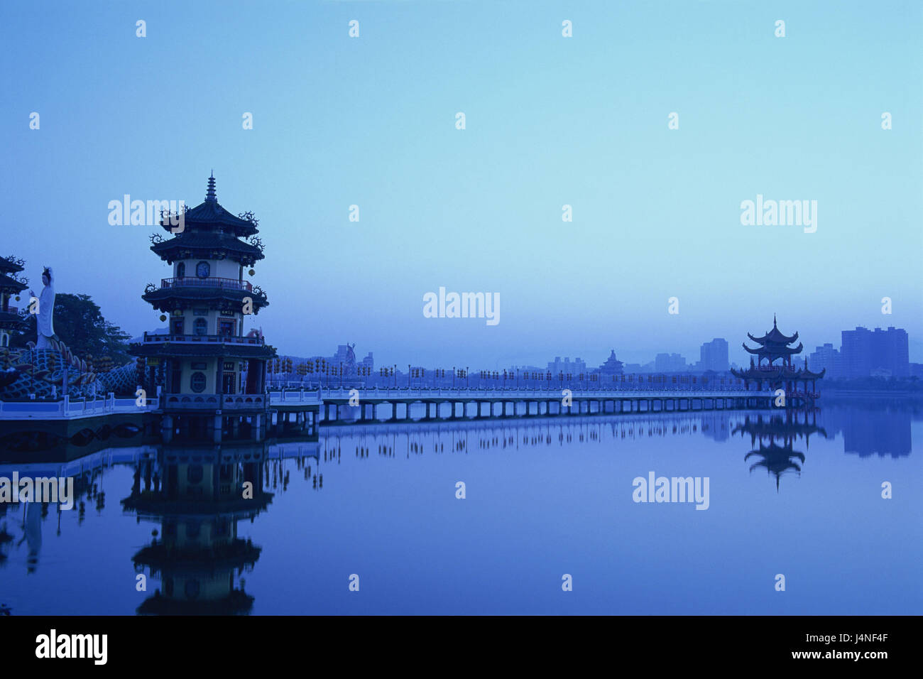 Taïwan, Kaohsiung, Lotussee, printemps et automne pavilion pavilion, le soir, de l'Asie, la ville, la destination, le lieu d'intérêts, capacités, structures, architecture, pagodes, pavillon, tours, typiquement pour des pays, l'eau, le lac, le temple, le repos, le silence, la mise en miroir, surface de l'eau, la couleur bleue de l'humeur, silhouette, copiez l'espace, Banque D'Images